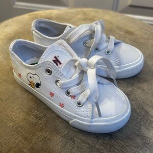 New SNOOPY girls toddler White Canvas Sneakers with Cartoon Design Sz 8